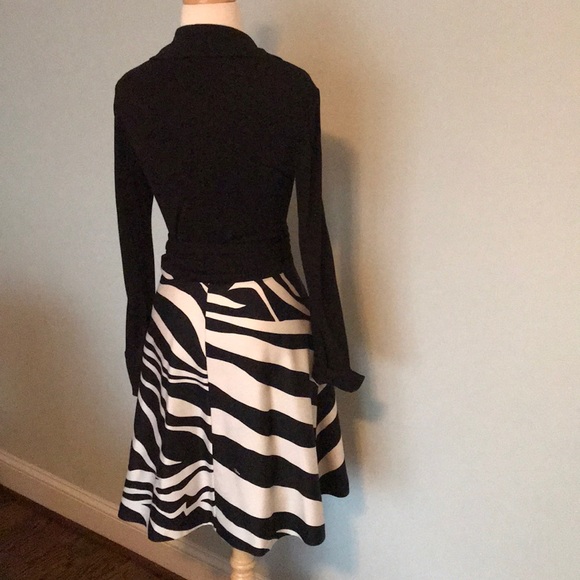 DVF zebra wrap dress size 8 like new - Picture 2 of 3